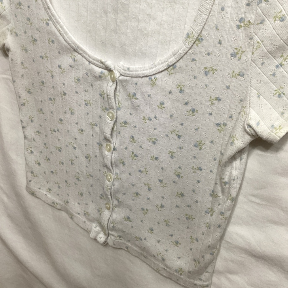 💚Brandy Melville White Floral Button Down Shirt - Picture 4 of 8